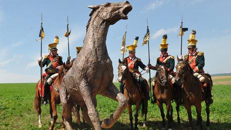 Smrt tisíc koní, kteí padli na slavkovském bojiti, pipomene bronzová socha kon v ivotní velikosti