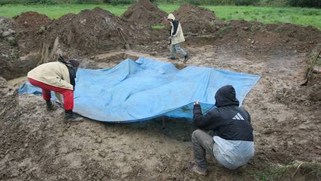 Brnntí antropologové skonili se zkoumáním kostí nalezených v hrob na louce Budínka u Dobronína na Jihlavsku.