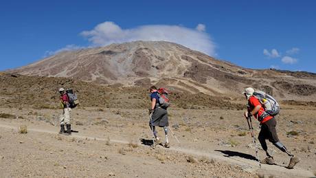 U TAM BUDEME? Amerití válení veteráni stoupají na vrchol Kilimandára.