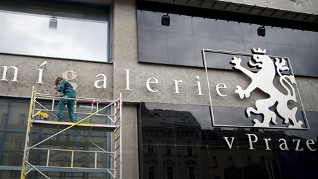 Natírání loga Národní galerie v Praze. (18. srpna 2010) Natírání loga Národní galerie v Praze. (18. srpna 2010)