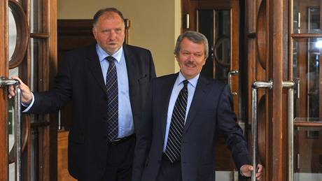 Místopředseda Nejvyššího soudu Pavel Kučera (vpravo) a advokát Tomáš Sokol u Vrchního soudu v Praze Místopředseda Nejvyššího soudu Pavel Kučera (vpravo) a advokát Tomáš Sokol u Vrchního soudu v Praze