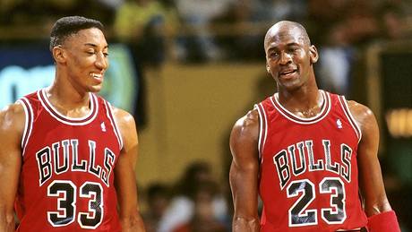 Scottie Pippen (vlevo) a Michael Jordan ve slavných časech Chicago Bulls Scottie Pippen (vlevo) a Michael Jordan ve slavných časech Chicago Bulls