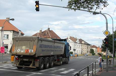 Na kiovatce v Jaselské ulici by za rok mli náklaáky nahradit cyklisté.