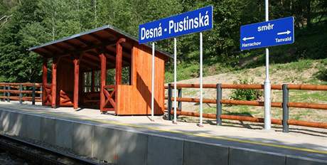 V nové zastávce Desná - Pustinská zastavil vlak poprvé 20. srpna v 10. 34 hodin. 
