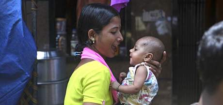 Mladá Indka s díttem v Mumbaji (23. srpna 2010)