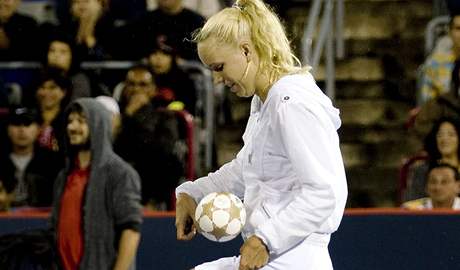 Caroline Wozniack ukazuje sv fotbalov dovednosti v deov pauze pi semifinle turnaje v Montrealu