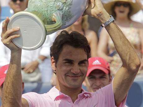 RADOST Z TRIUMFU. Roger Federer si v Cincinnati vychutnává po sedmi msících chu turnajového titulu
