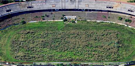 Chátrající fotbalový stadion za Luánkami v Brn (25. srpen 2010)