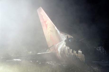 Havárie letadla spolenosti Che-nan Airlines. Po pistání vyjel pilot z ranveje a stroj zaal hoet.