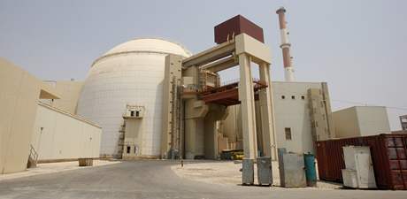 Jaderná elektrárna v íránském Búéhru. Teherán tvrdí, e jeho jaderný program má pouze mírové vyuití, Západ ho ale podezírá z vývoje atomové bomby.