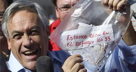 Chilsk prezident Sebastian Pinera dr sek se vzkazem od uvznnch hornk (22. srpna 2010)