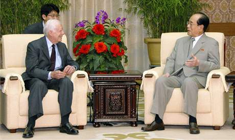 Jimmmy Carter pi jednn s Kim Jong-namem, druhm nejmocnjm muem KLDR (25. srpna 2010)