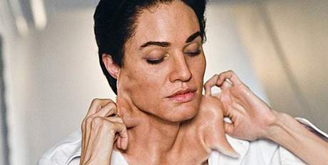 Angelina Jolie jako mu ve filmu Salt.