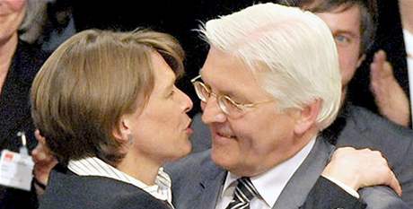 Nmecký ministr zahraniních vcí Frank-Walter Steinmeier se svojí manelkou Elke.