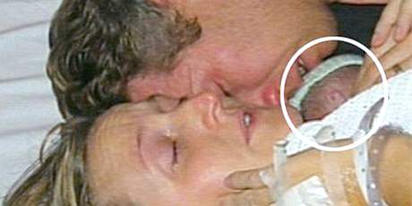Kate a David Oggovi se v porodnici lou se svm mrtvm synem Jamiem. Ten ale po dvou hodinch zzran oivl.