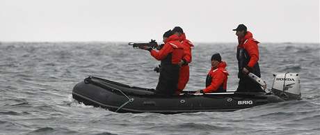 Rusk premir Vladimir Putin se sna trefit velrybu (25. srpna 2010)