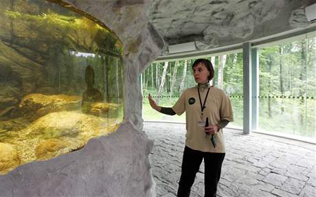 Mluv zoo rka Kalouskov ped jednm ze dvou velkch akvri ve vyhldce nov expozice ostravsk zoo.