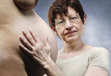 Ivana Königsmarková u mnoho let doprovází eny u porodu doma. Nyní vyla její kniha Hovory s porodní bábou.