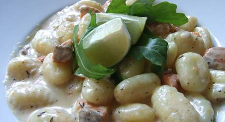 Zmeck restaurace Moname v Medlnkch - gnocchi s lososem, smetanou a tyminem.