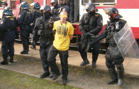 První problémy eili mladoboleslavtí policisté u na nádraí.