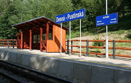 V nové zastávce Desná - Pustinská zastavil vlak poprvé 20. srpna v 10. 34 hodin. 