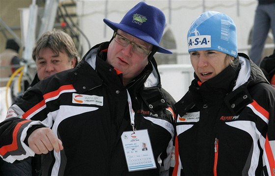 Liberecký primátor Jií Kittner a prezidentka organizátor Kateina Neumannová sledovali v únoru 2009 v Liberci nkteré lyaské disciplíny spolen.