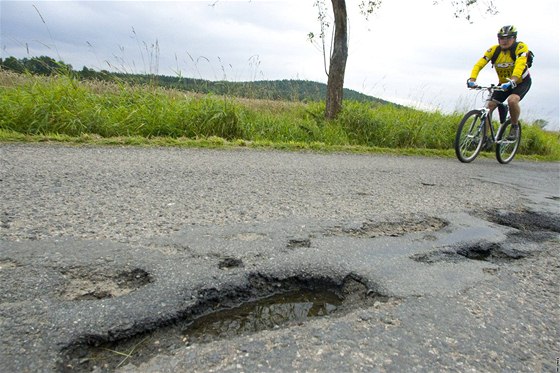 Díry a výmoly na silnici ohroují zejména cyklisty. (Ilustraní snímek)