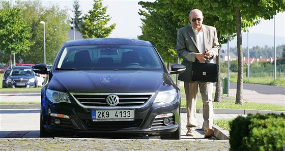 editel karlovarské nemocnice Zdenk Horák s novým luxusním sluebním autem VW