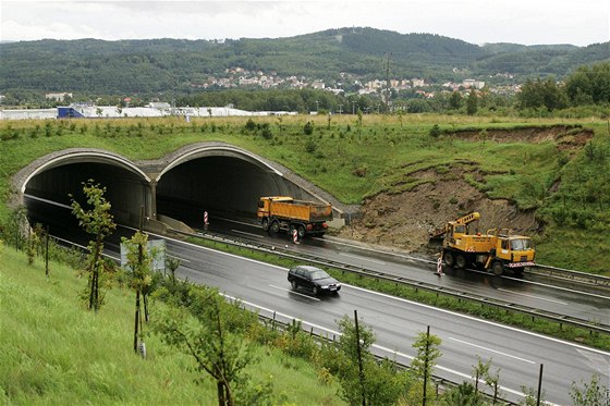 Sesuv pdy, který ásten uzavel nov dokonený úsek silnice R6 u Karlových Var (27.8.2010)