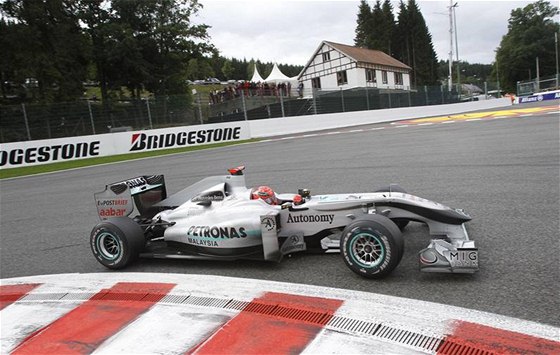 SCHUMI. Legendární pilot formule 1 Michael Schumacher se svým mercedesem v jedné ze zatáek na okruhu v belgickém Spa pi Velké cen.