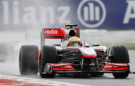VÍTZSTVÍ V DETI  S náronými klimatickými podmínkami Velké ceny Belgie se nejlépe popasoval Brit Hamilton z McLarenu. Vyhrál závod a dostal se do ela prbného poadí mistrovství svta formule 1.