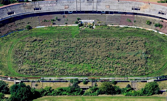 Chátrající fotbalový stadion za Luánkami v Brn (25. srpen 2010)