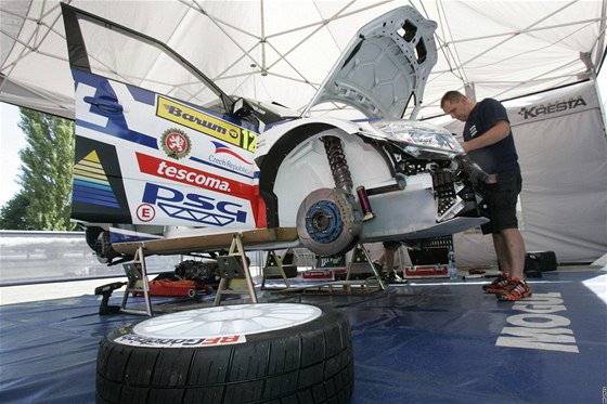 Barum Rally Zlín 2010: tým Romana Kresty v depu. (26. srpen 2010)