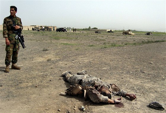 Afghánský voják stojí poblí mrtvého atentátníka