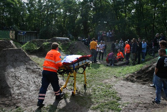 Záchranái odváejí závodníka do nymburské nemocnice