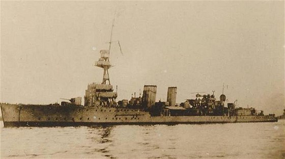 Lehký kiník HMS Cassandra krátce ped potopením v noci z 5. na 6. prosince 1918