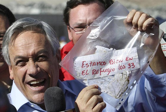 Chilský prezident Sebastian Piera drí sáek se vzkazem od uvznných horník (22. srpna 2010)