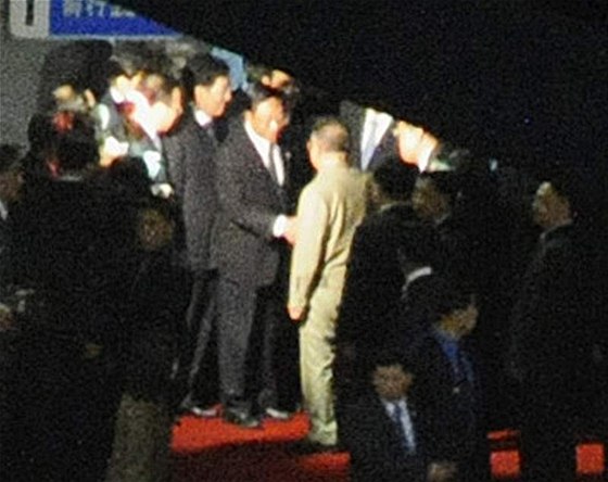 Fotografie pravdpodobn zachycuje severokorejského vdce Kim ong-ila (v typickém obleení, zády ke kamee) na nádraí v ínském mst chang-chun, kde se ml setkat s ínským prezidentem Chu in-tchaem (28. srpna 2010)