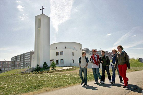 V Centrálním parku na Hájích vedle kostela zmizel u zastávky autobus trávník.