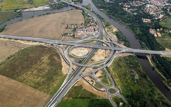 U nájezd na Praský okruh bylo patn oznaeno, zda na nm musí mít idii dálniní známku, nebo mohou jet bez ní. Ilustraní foto