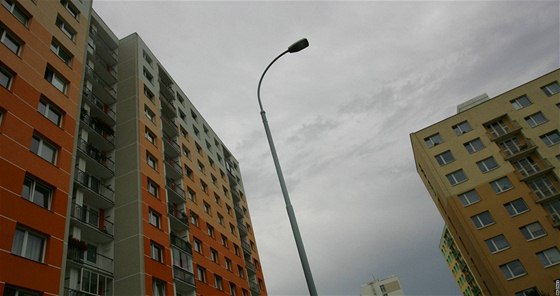 ena zstala zavená na balkon a ani nemla zimní obleení. V byt zstal sám její dvouletý syn. Ilustraní snímek