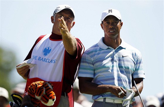 Tiger Woods se svým caddiem Stevem Williamsem bhem druhého kola Barclays