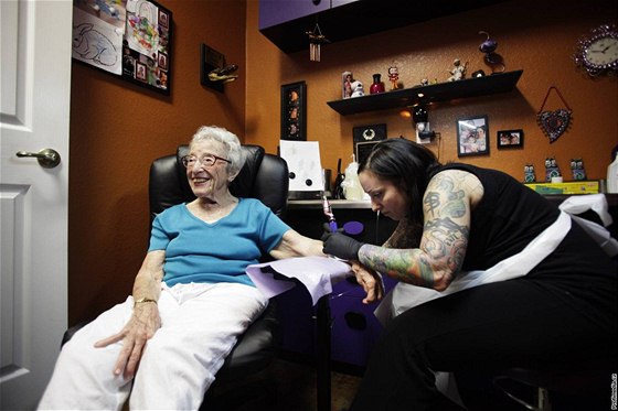 Mimi Rosenthalová si nechala ve 101 letech dlat tetí tetování