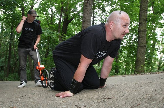 Fakír Petr Fiedor pi výstupu na horu íp s botami naplnnými stepy 