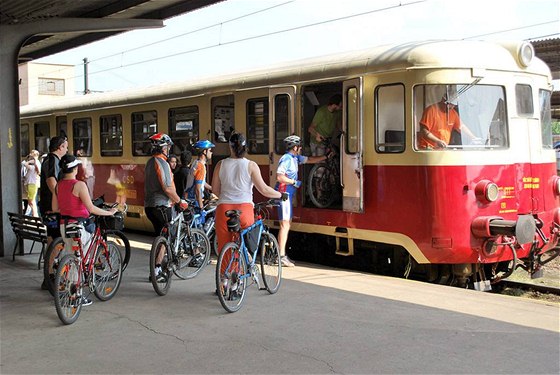vestková dráha: Cyklisté nastupují v Most do vlaku.