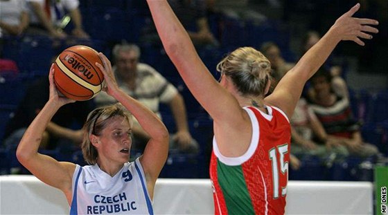 Hana Horáková rozehrává v pípravném utkání proti Blorusku. 