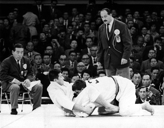 ZLATÁ OLYMPIÁDA. Nizozemský judista Anton Geesink (vpravo) na olympiád v Tokiu v roce 1964 získal zlatou medaili. 