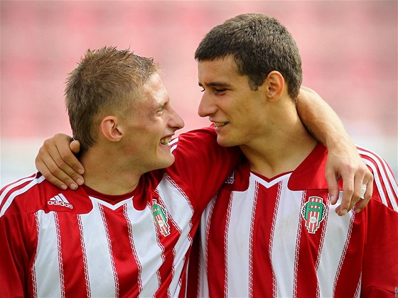 Srbský kanonýr v ikovských slubách Miroslav Markovi (vpravo) slaví gól s polským obráncem Adamem Mójtou. 