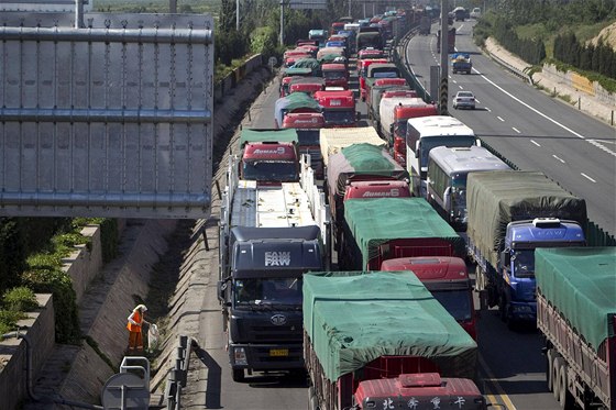 Jet ped týdnem se silnicí 110 táhla stokilometrová kolona