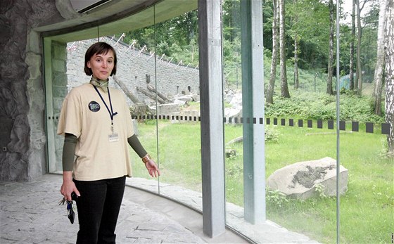 Mluví zoo árka Kalousková ukazuje pohled z vyhlídky nové expozice ostravské zoo.